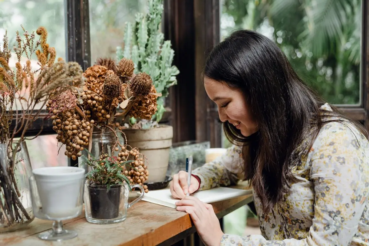 Ghi chép bên cửa sổ