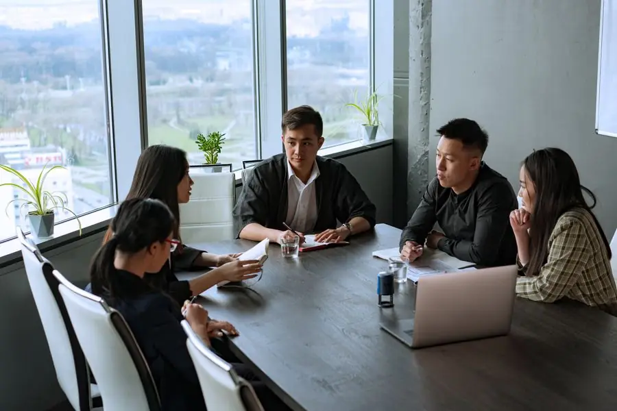 Họp nhóm trao đổi trong văn phòng