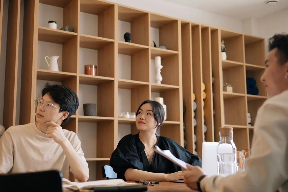 Trao đổi bài học bên kệ sách